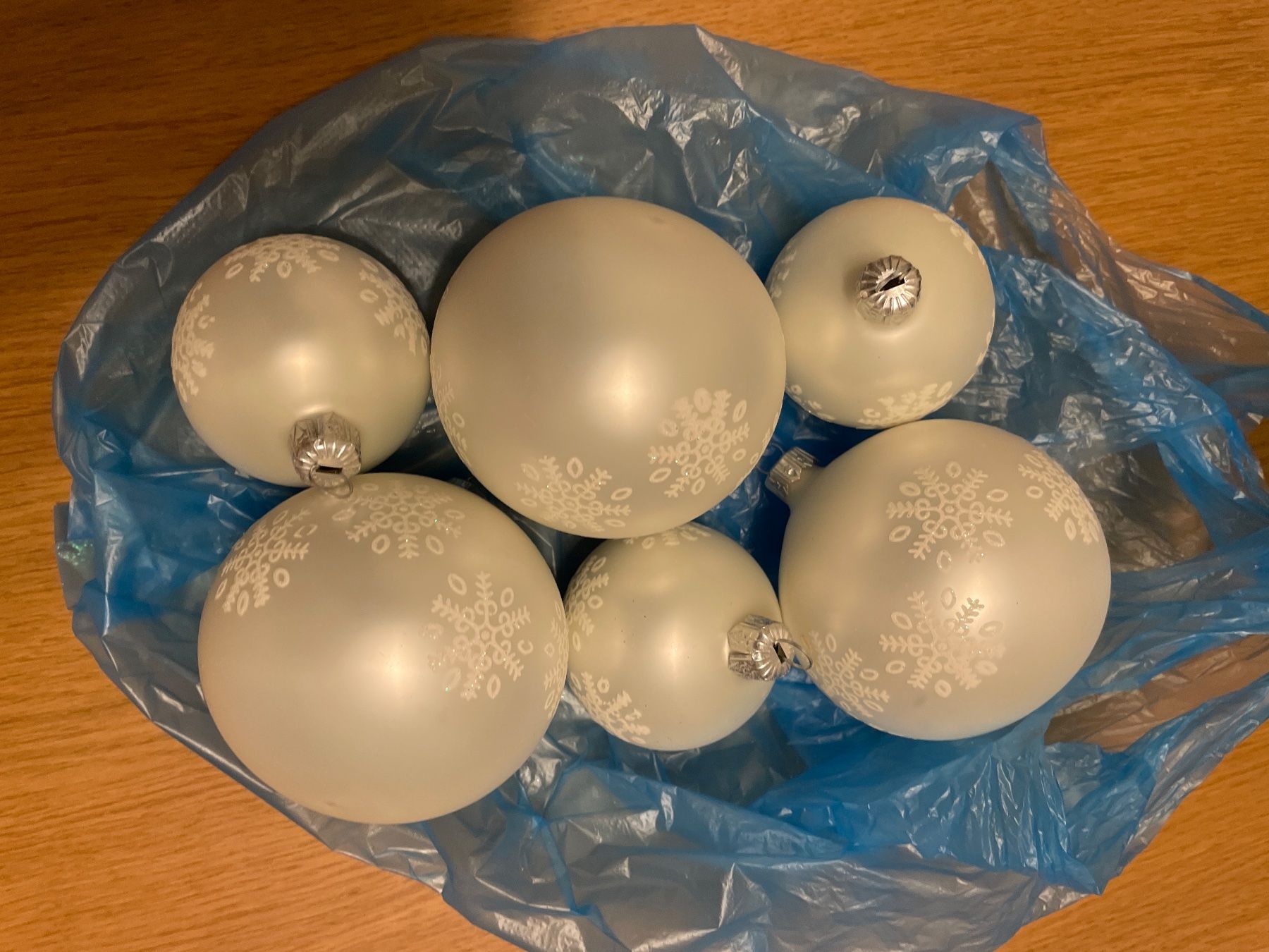 Tutte le decorazioni: 6 weisse Weihnachtskugeln mit Glitzersternen – Usato da Zürich venduto da spo_zxm7