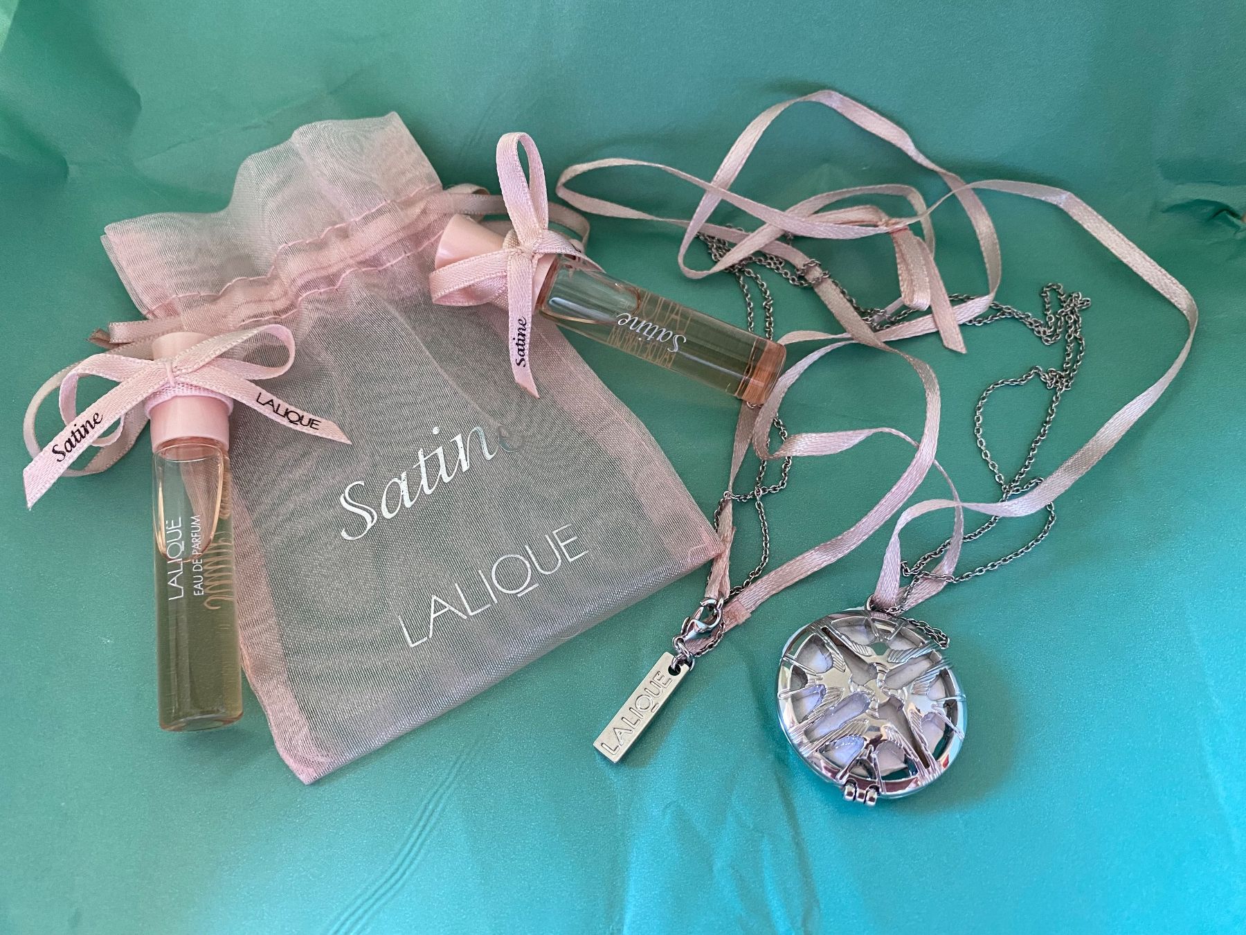 Lalique Profumi & Eau de Toilette: Collier à parfumer Satine de Lalique – Nuovo e nell'imballaggio originale da Bouveret venduto da wes_7zll