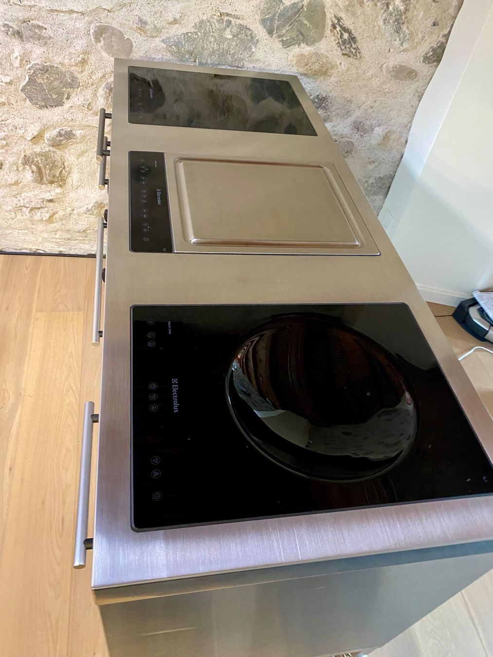 Electrolux Cucine: Outdoorkitchen m Induktionswok Teppan GlaskeramikBackofen – Nuovo (secondo la descrizione) da Bremgarten AG venduto da 2N1 1