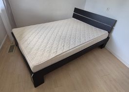 Bettgestell mit Lattenrost und Kopfteil schwarz 140x200cm