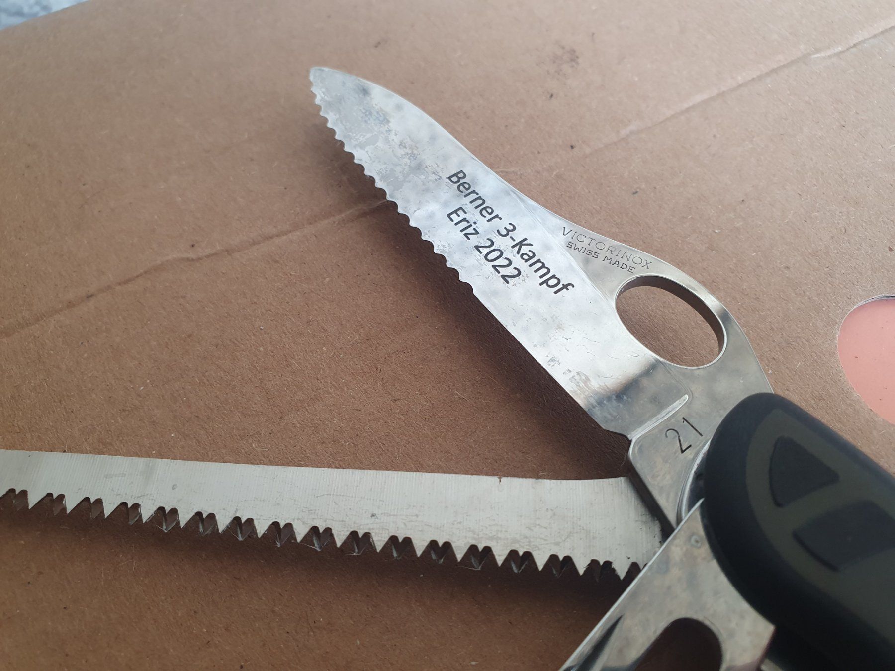 Victorinox Coltelli tascabile: Victorinox Berner 3-Kampf 2022 Soldier Sackmesser – Usato da Val D Illiez venduto da SnowRoof 2