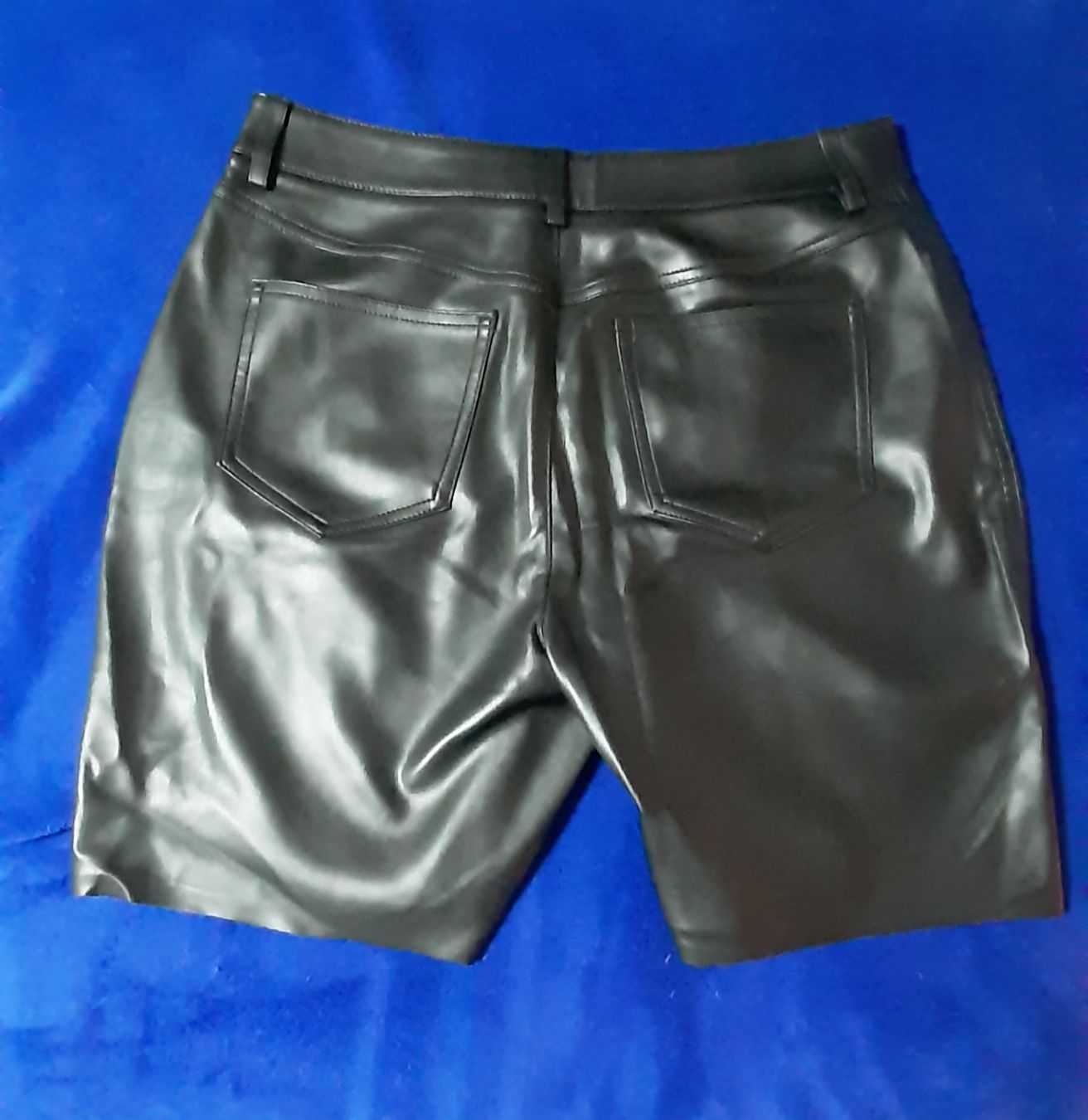 Mango Hosen: Mango Short in lederoptik – Gebraucht aus Montreux von Sorabest 1