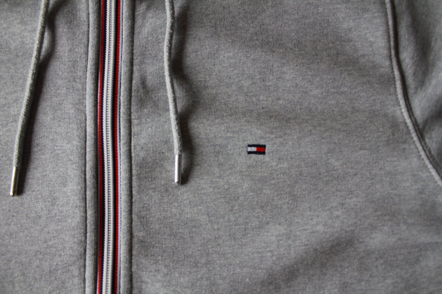 Tommy Hilfiger Pullover & Sweatshirts: Veste zippée à capuche Tommy Hilfiger t. M – Gebraucht aus Peseux von Gilloss 2