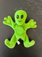 Alien Stoffpuppe mit Magneten in Händen und Füssen
