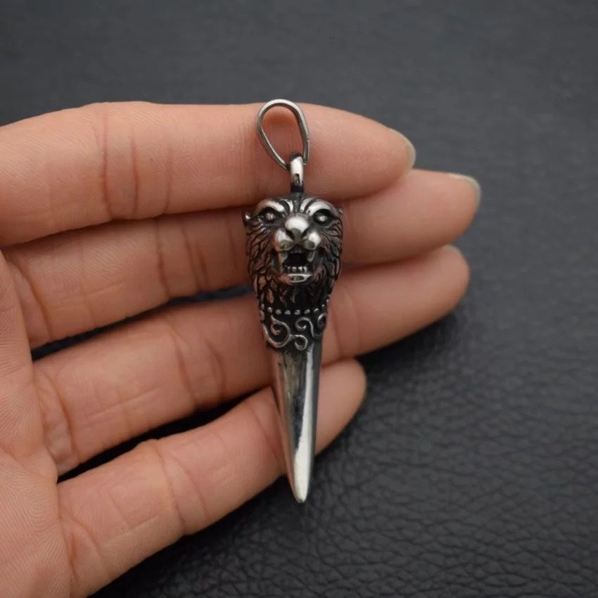 Catenine: Wolf Tooth Head Necklace – Nuovo e nell'imballaggio originale da Aarburg venduto da StavFashion 7