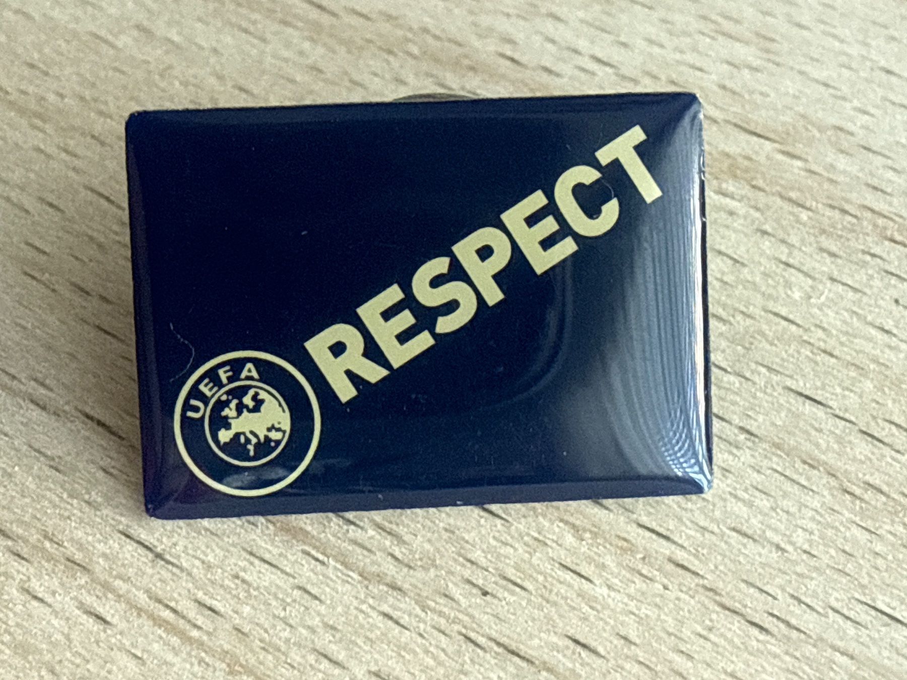 Placchette & Badge: Pin UEFA Respect – Usato da Glattbrugg venduto da Schweigmatt