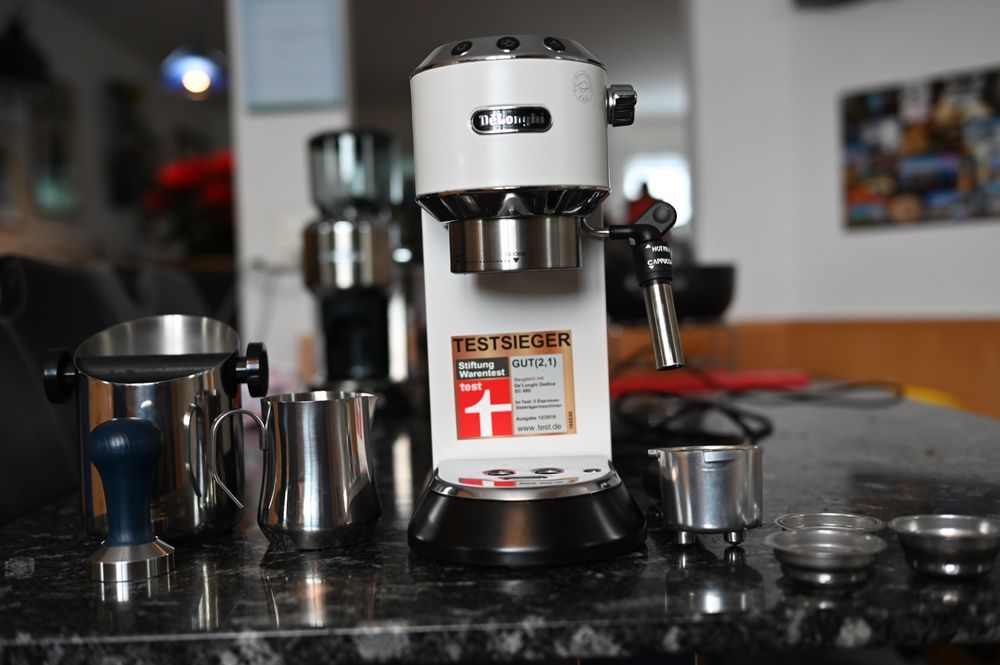 De Longhi Dedica EC 685 mit Zubeh r und Kaffe pads. Acheter sur