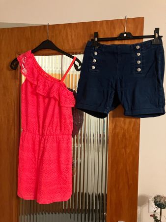 Kleiderset- Jumpesuit + kurze Jeans und 4 Ohrringe