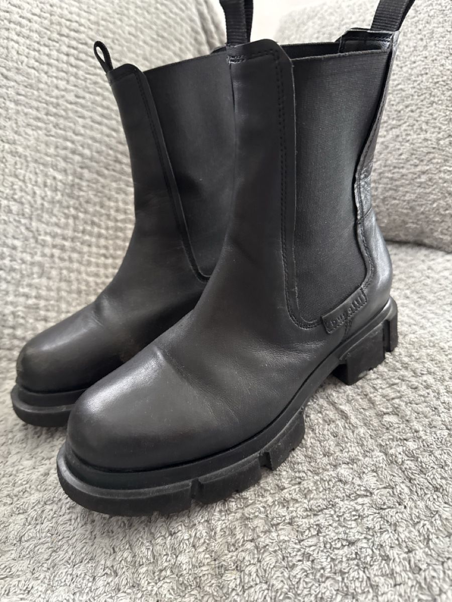 Bugatti Scarpe da donna: Schwarze Leder Chelsea Boots 37Gr – Usato da Winkel venduto da Olirickli05