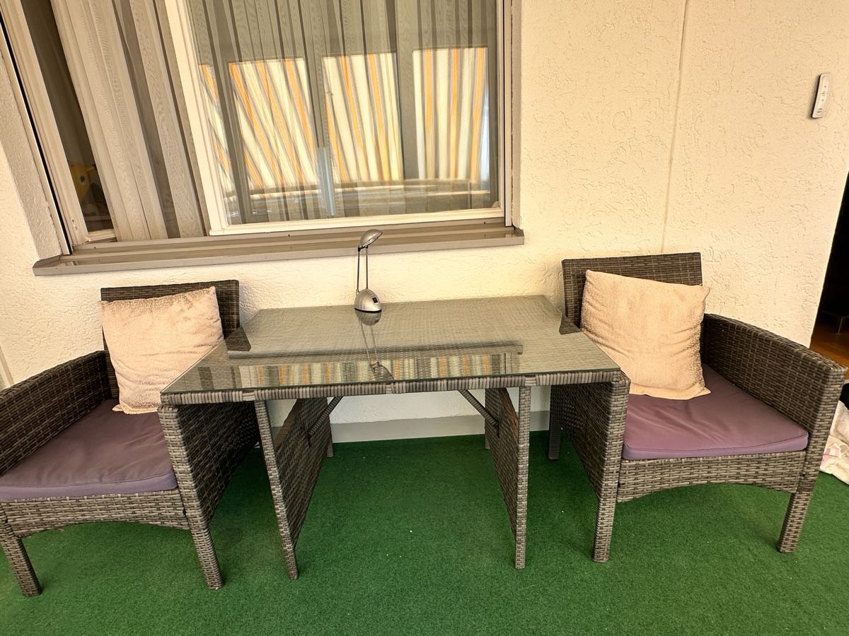 Set di tavolo e panche: Gartentisch mit 2 Stühlen Poly Rattan Glasplatte – Usato da Birsfelden venduto da goe_fg6r
