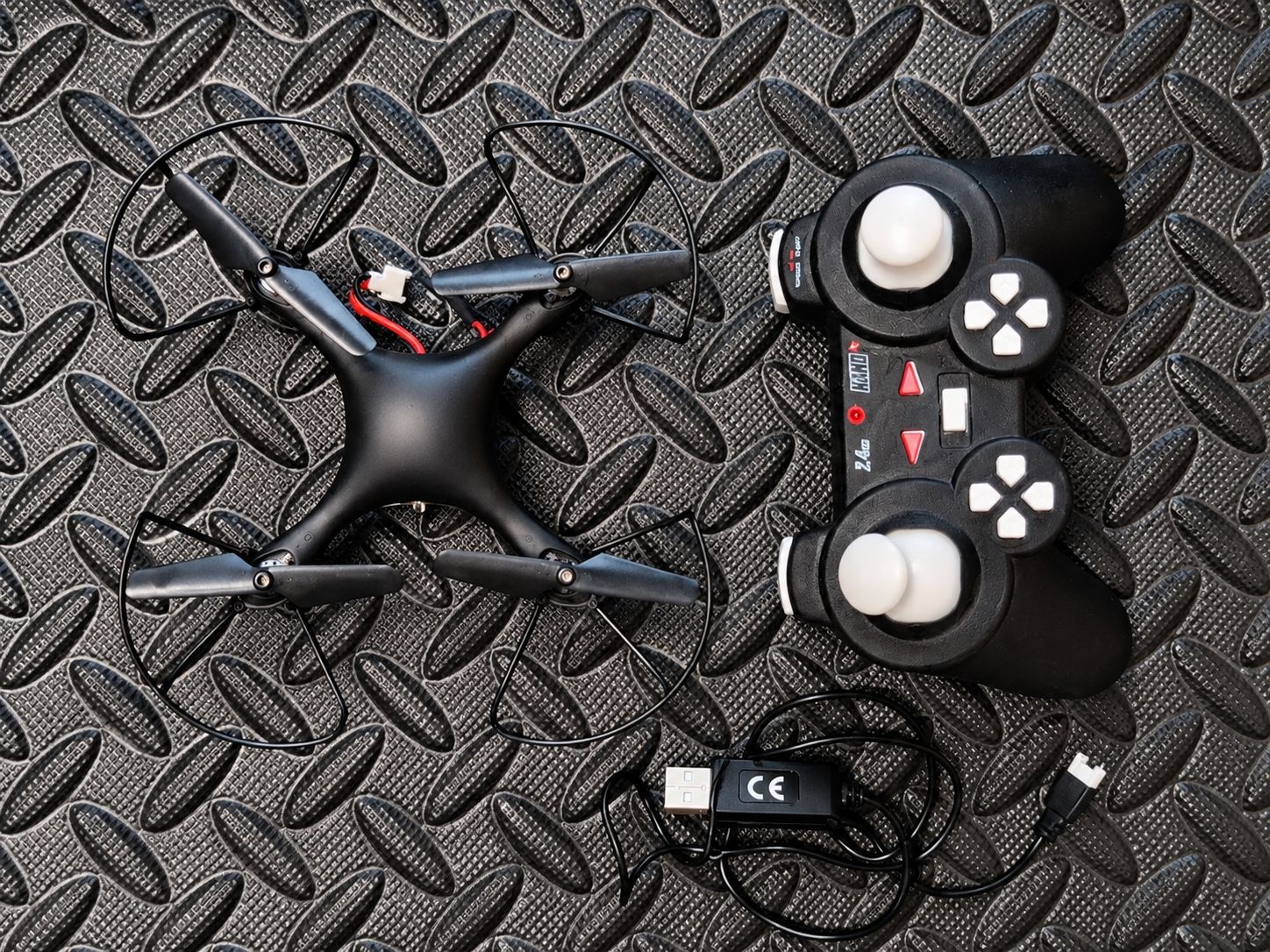 Jouets: Mini drone RC 2.4 GHz avec télécommande & câble USB – D'occasion à Châtel-St-Denis par QQ_seller