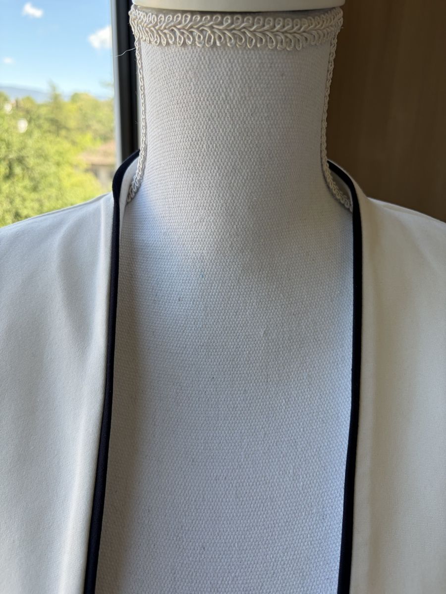 Giacche: Elegant Stretch White Jacket with Navy Trim  – Usato da Nyon venduto da Deb_D39 2