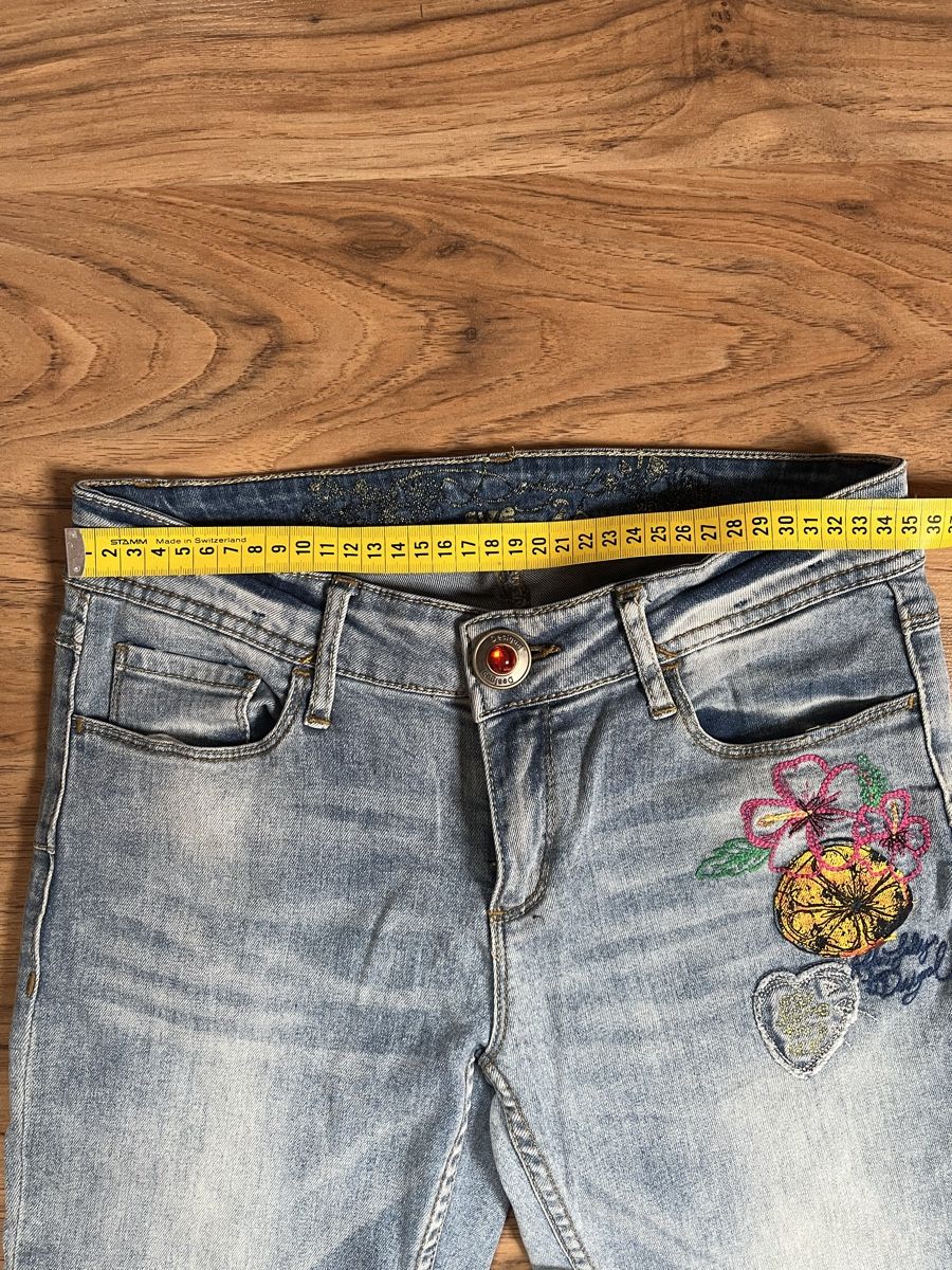 Desigual Jeans: Jeans DESIGUAL mit Stickerei – Gebraucht aus Oberbüren von len_5q92 4