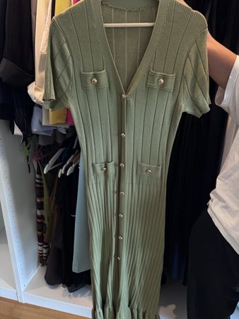 Robe longue en maille vert olive boutons dorés 