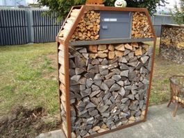 Sichtschutz und Holzlagergestell