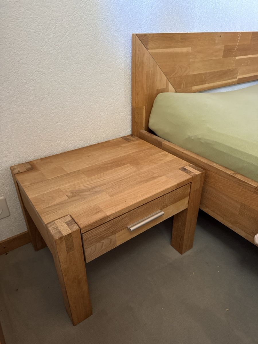 Betten: Doppelbett Eiche massiv mit zwei Nachttischen – Gebraucht aus Bern von 31_Lehmann_10 1