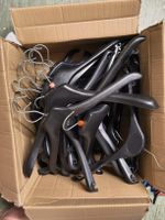 Diverse schwarze Kleiderbügel-Sammlung,
