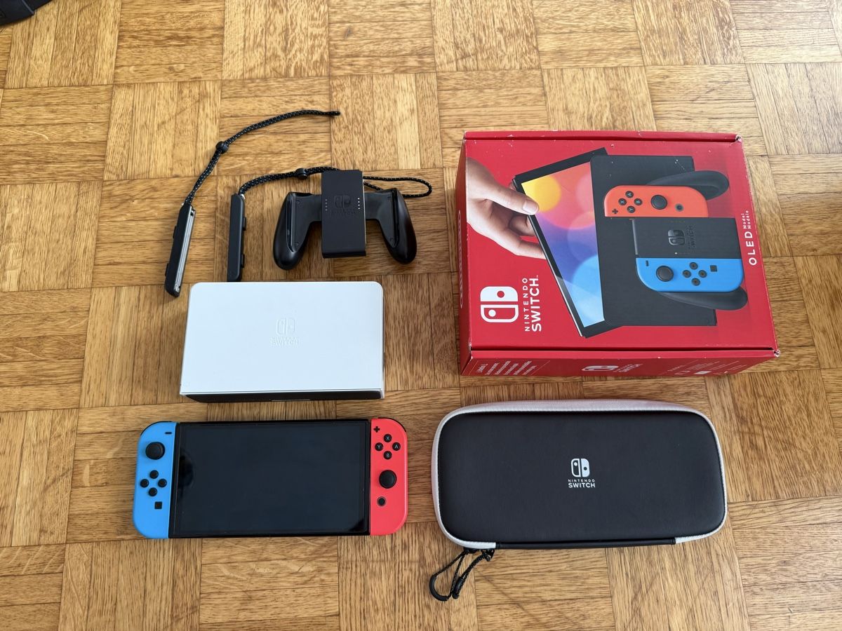 Nintendo Konsolen: Nintendo Switch OLED mit Zubehör – Gebraucht aus Zermatt von nad_b6ch