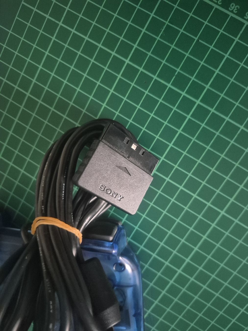 Sony Controller: Blue transparent Sony PlayStation 2 controller  – Usato da Meyrin venduto da Retro-GZ 2