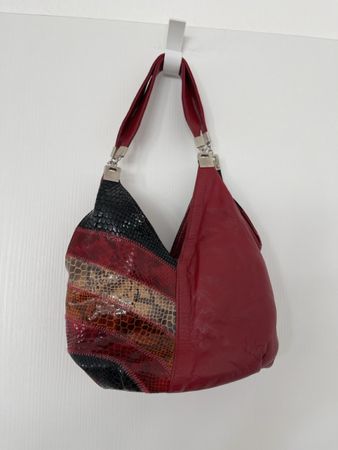 Elegante Handtasche in Bordeauxrot mit speziellem Muster
