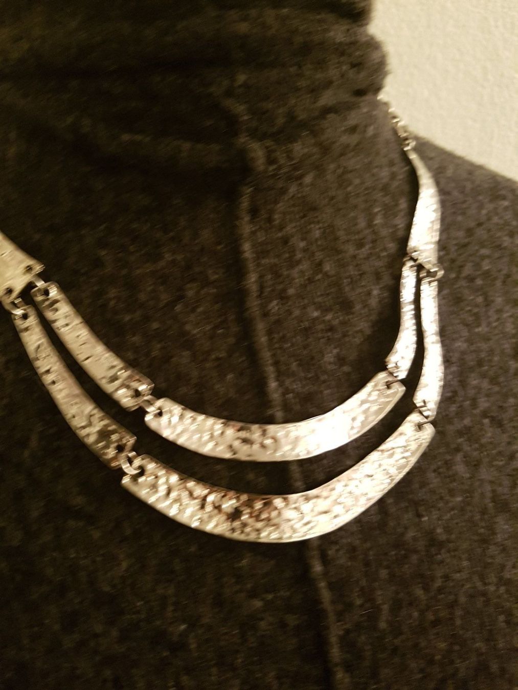 Catenine: Kette mit langen geschl. Metallplättchen – Usato da Ettingen venduto da Maranathatalitha 2