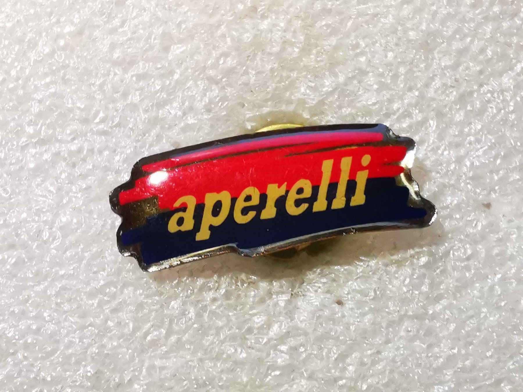 Placchette & Badge: Ansteckpin 54: Aperelli – Usato da Oppligen venduto da Pin-Fall-Shop