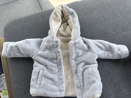 Kuschelige wendbare Jacke grau Grösse 68/74Kapuze Warm