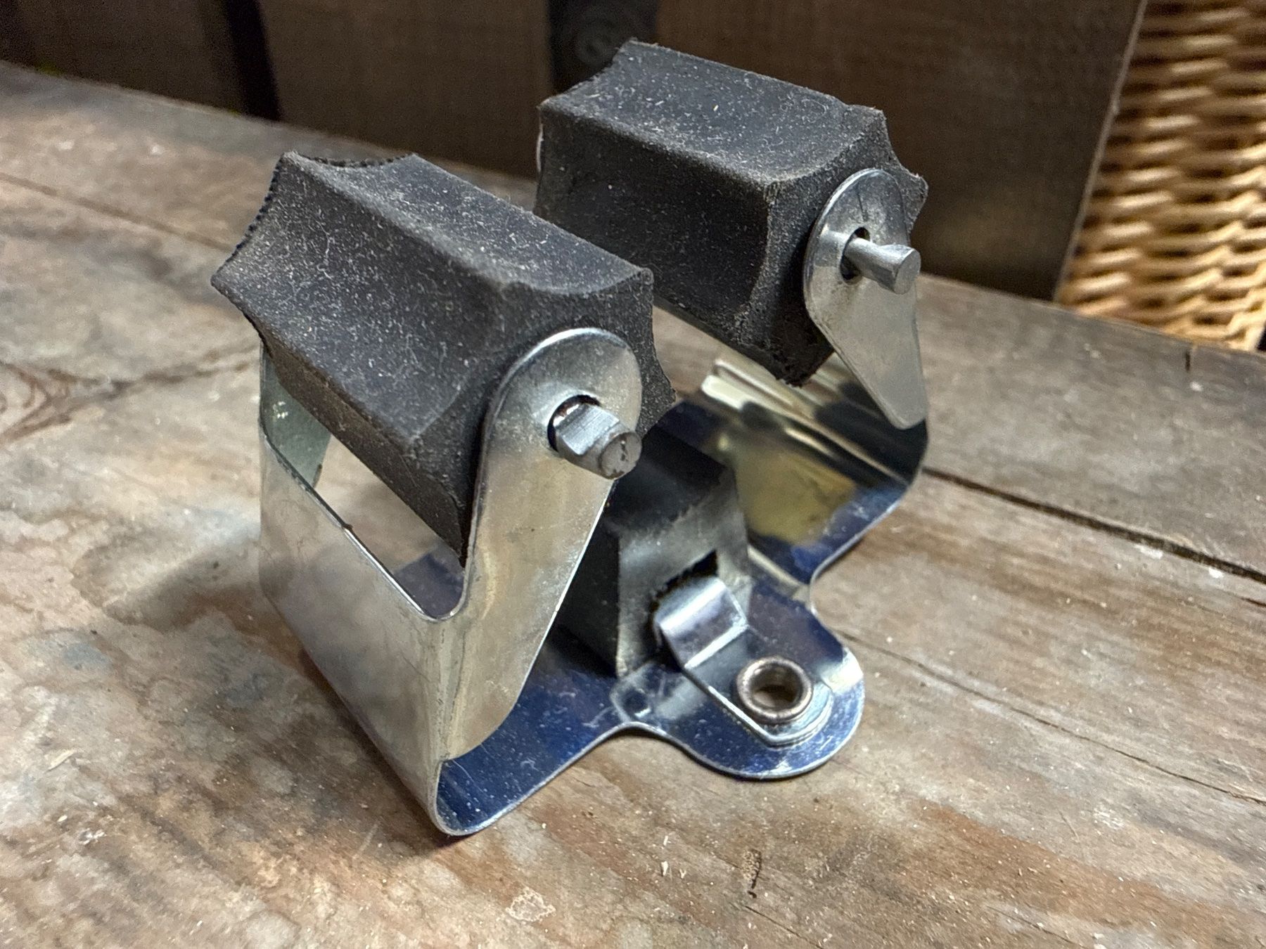 Supporti a parete: Aus Hausräumung: Besenhalter – Usato da Amriswil venduto da used2use 2