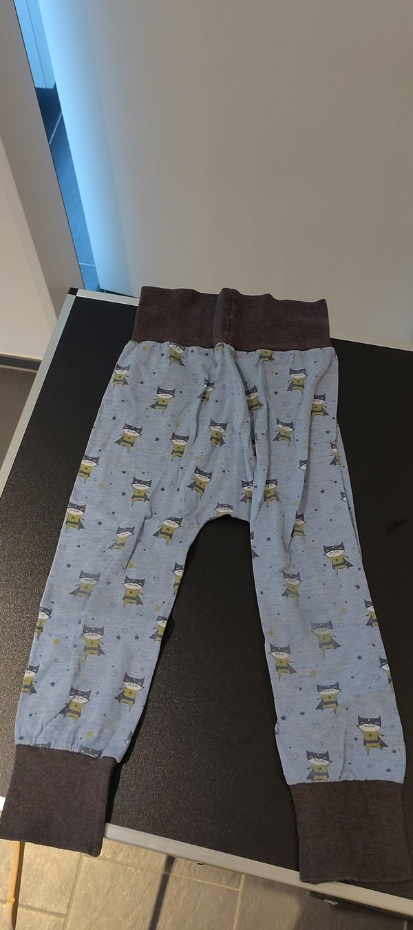 Hosen: Pumphose Superhelden Katze Blau Handmade Gr. 110 – Gebraucht aus Felben-Wellhausen von AWDienstleistungen