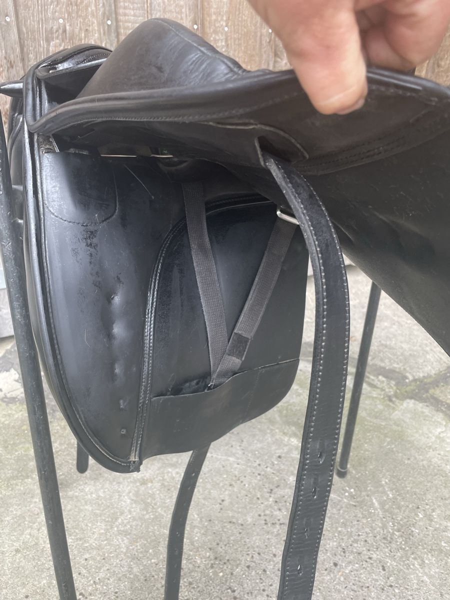Selle & Accessori: Dressursattel Bates Innova mit Cair – Usato da Winterthur venduto da Zyrus29 4