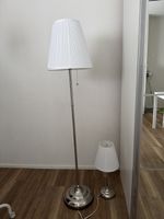 Stehleuchte und Tischleuchte weiss Metall Falten lampenschir