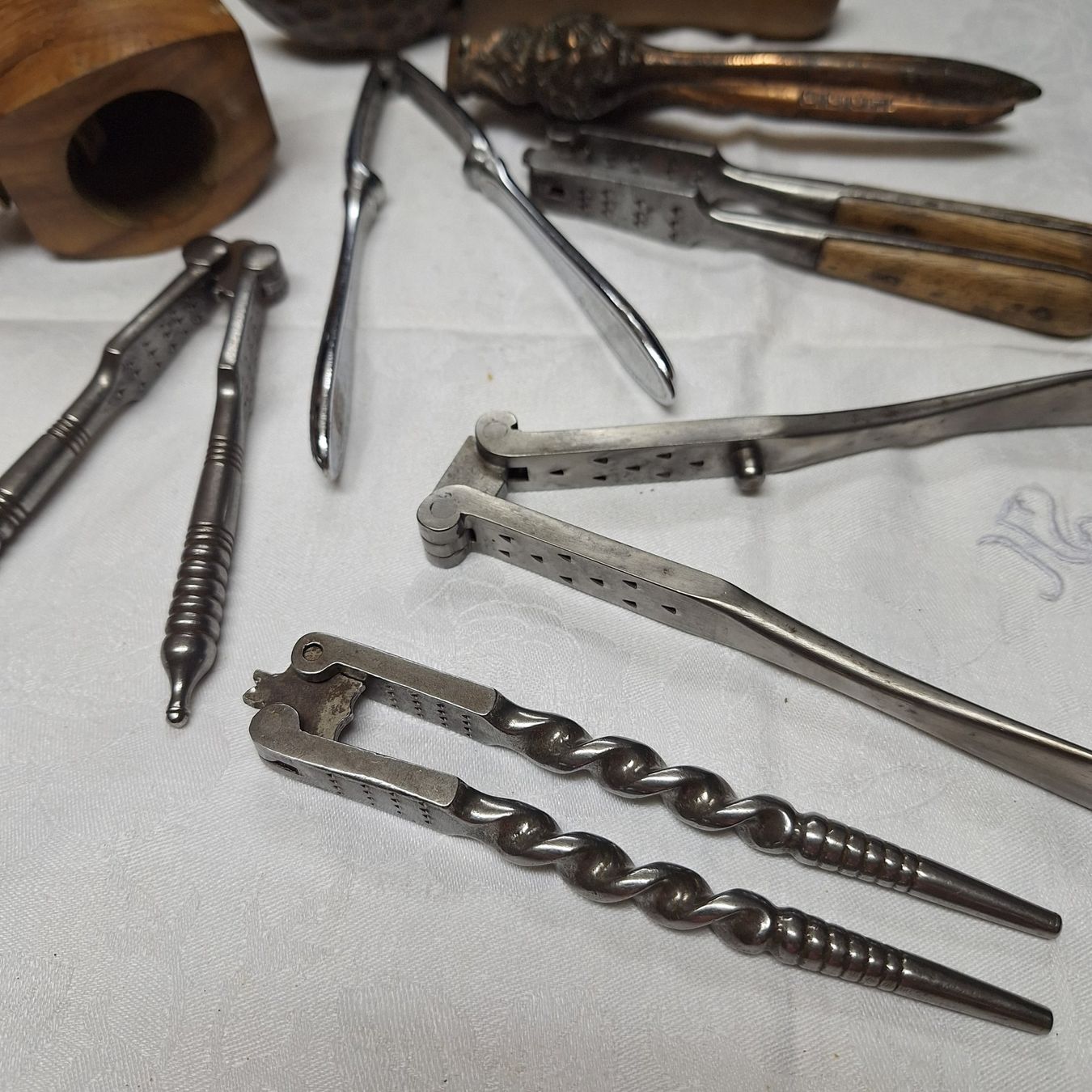 Tutti gli attrezzi: Versand möglich. Lot an teils antiken Nussknacker – Usato da Winterthur venduto da Goldpipau 1