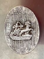 Ancien pendentif broche argent 925, char sur hiéroglyphes