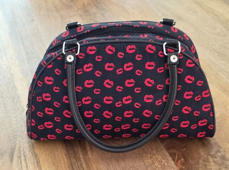 Handtasche mit Kussmundmuster schwarzrot Reisetasche