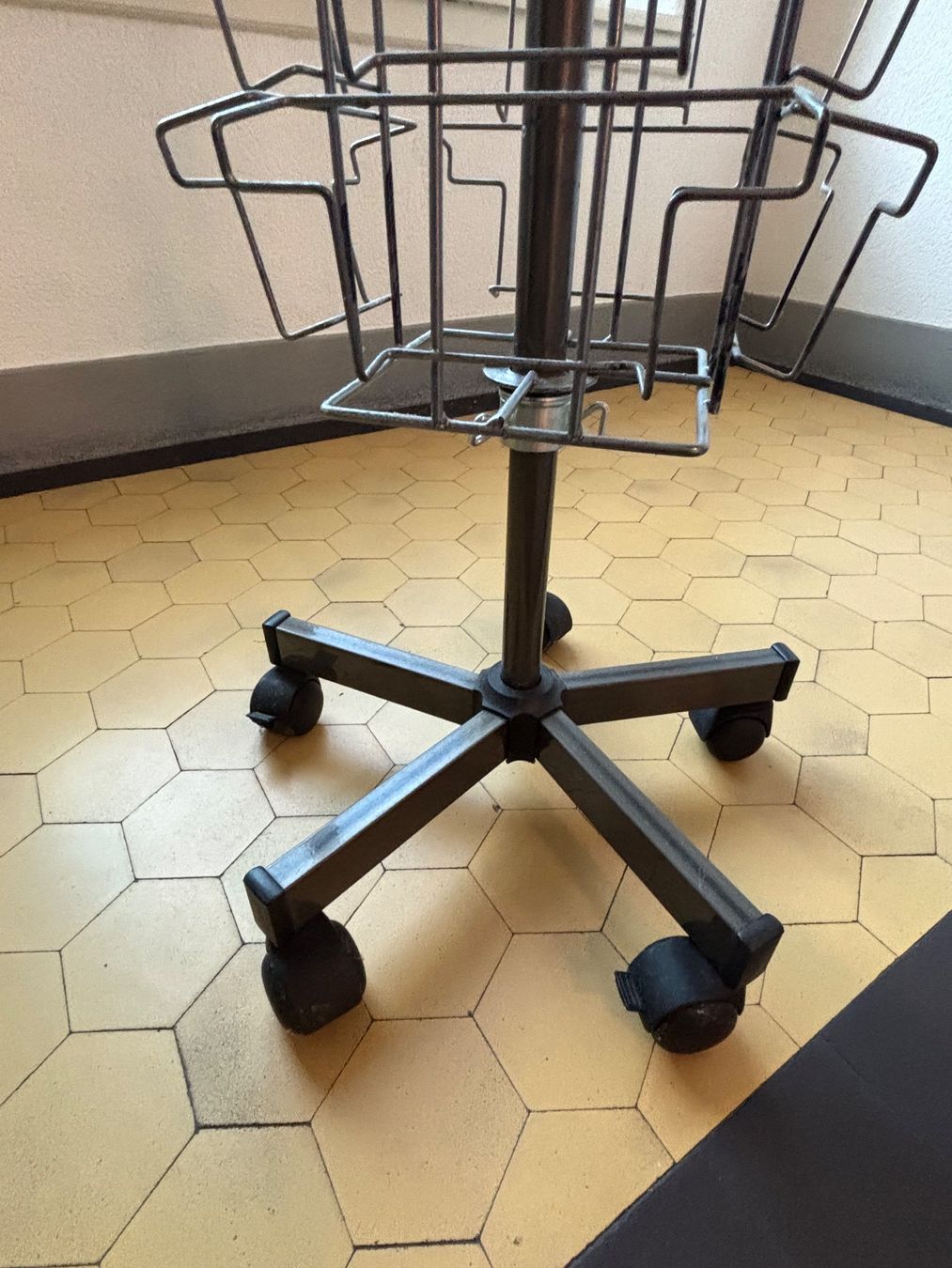 Allestimento di negozi e stand fieristici: Kartenständer drehbar auf Rollen – Usato da Zürich venduto da youwant2rock 1