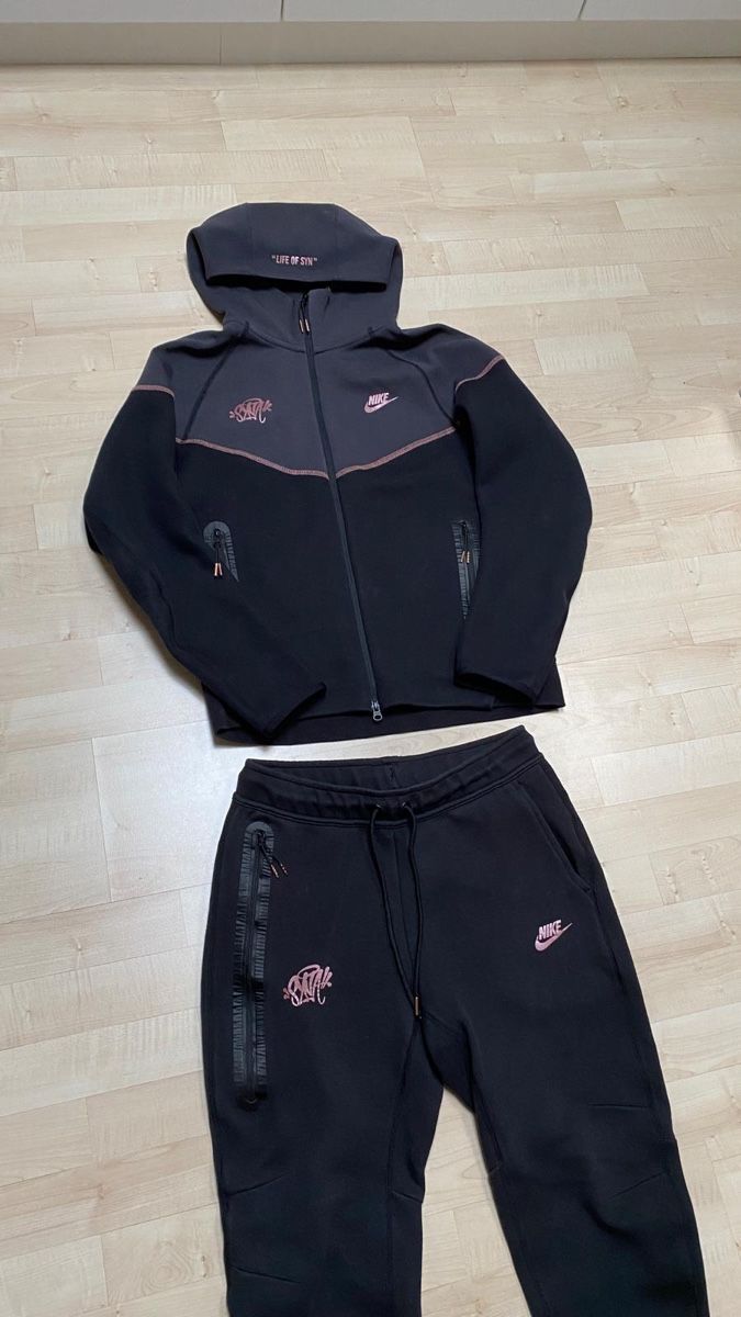 Giacche: Nike Tech Fleece Windrunner x Central Cee Syna World – Usato da Bremgarten AG venduto da Onixplace