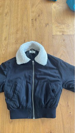 Jacke schwarz mit Teddykragen, Gr. 140