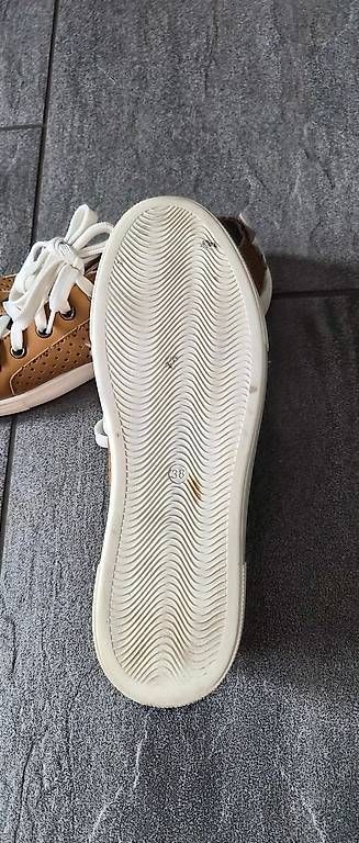 Chaussures femmes: Schöne Sneaker Beige in Grösse 38 – D'occasion à Dietikon par Agiraffe 2