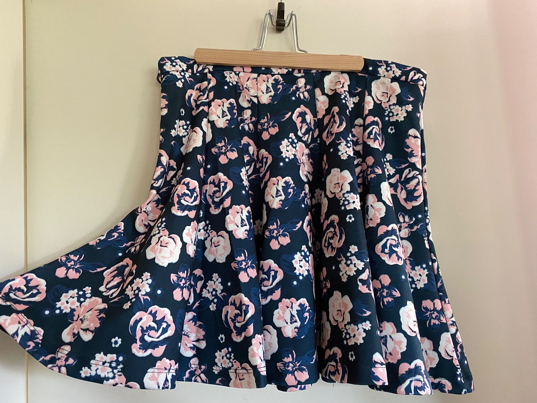 Superdry Gonne: Superdry Rock mit Blumen – Usato da Hünenberg venduto da a.u.849