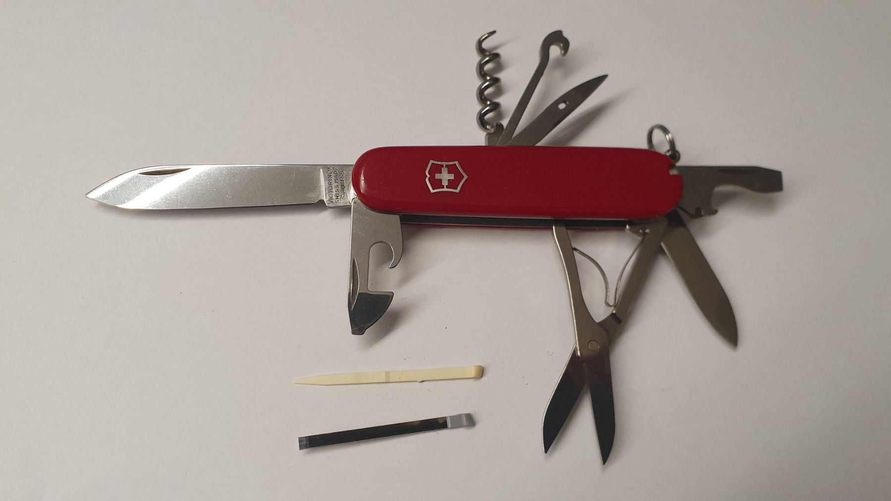 Victorinox Coltelli tascabile: 4 Victorinox Sackmesser mit Logo – Usato da Härkingen venduto da MarianneSi 3
