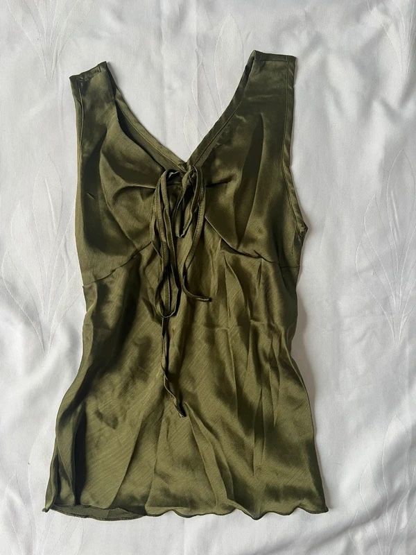 Top: Tailliertes Top in Khaki – Nuovo (secondo la descrizione) da Bözberg venduto da Regula-Meier 1