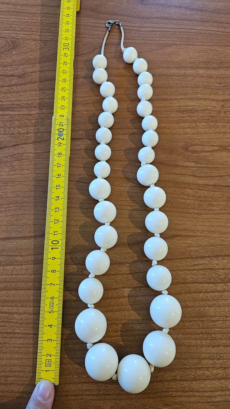 Catenine: Collana con grosse perle bianche smaltate – Usato da Melano venduto da H-Sara 1