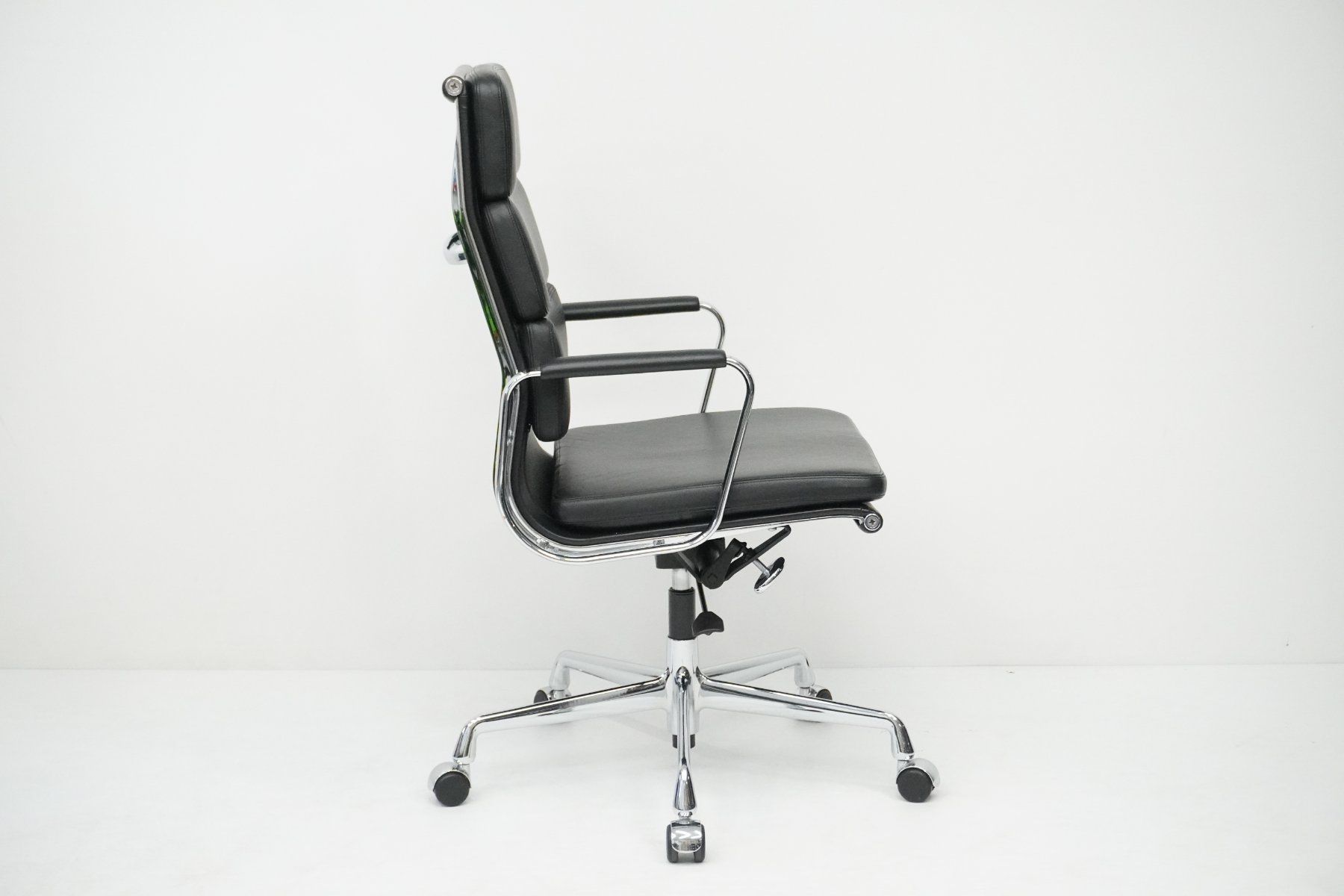 Vitra Sedie: Designklassiker Vitra Eames Soft Pad EA219 Leder schwarz – Usato da Bad Zurzach venduto da QLASSIQ 4