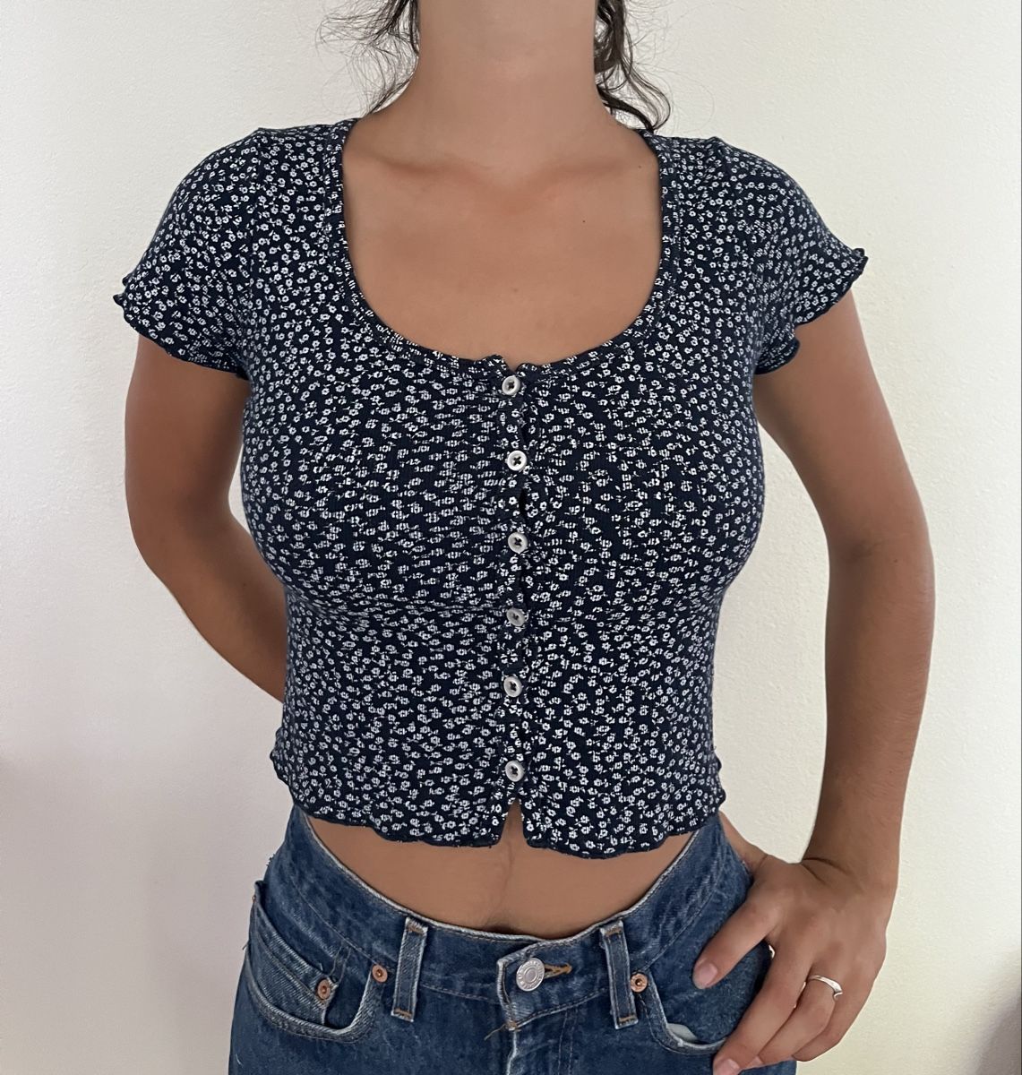 Brandy Melville T-Shirts: Haut Brandy Melville a fleurs – Gebraucht aus Biel/Bienne von Car_Schuss 3