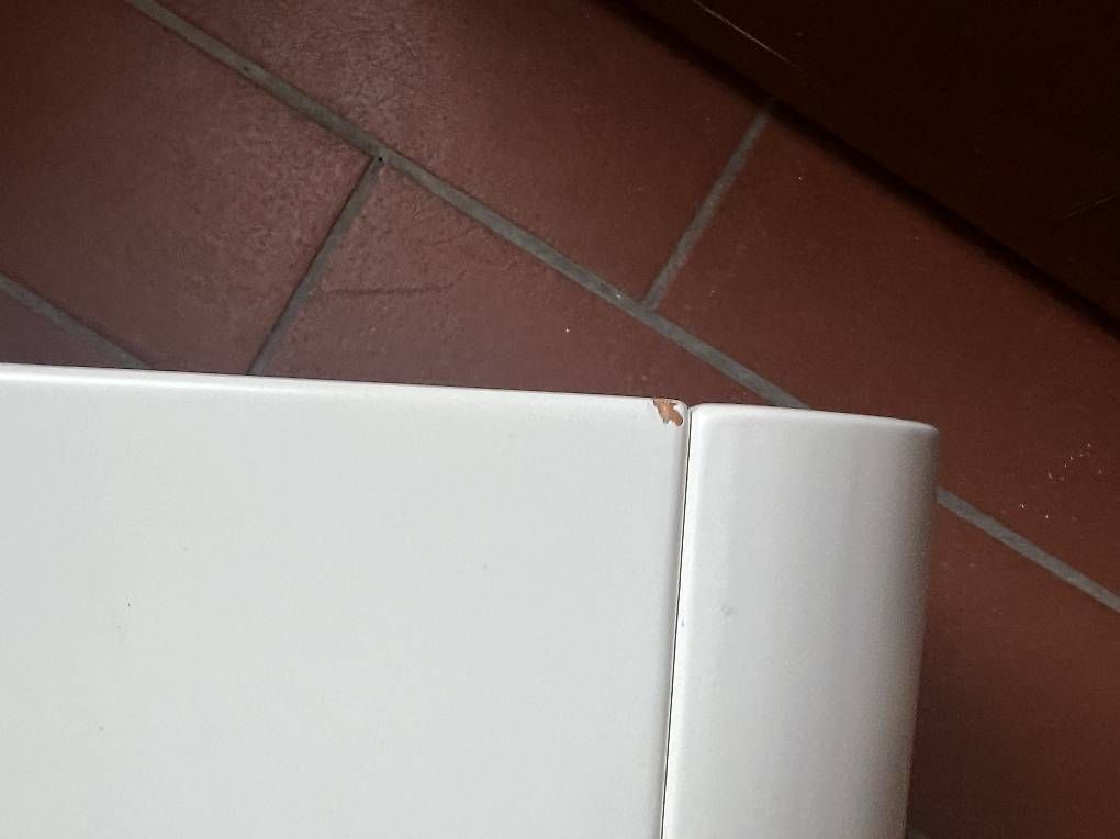Comodini: Comodino / tavolino bianco panna chf.10 – Usato da Balerna venduto da gat_b8p2 3