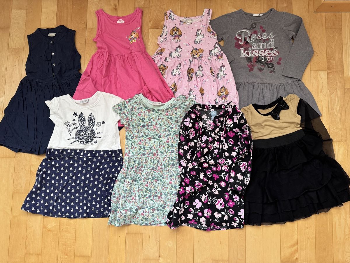 Lotti & Set di vestiti: 33-teiliges Mädchen-Kleiderpaket Gr. 110 – Usato da Möhlin venduto da tiio