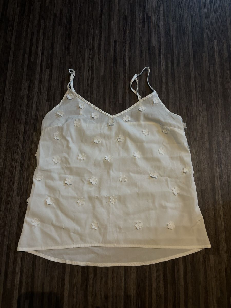 Top: Weisses Sommer Top mit Blumenmuster – Nuovo (secondo la descrizione) da Sumiswald venduto da fid_v269