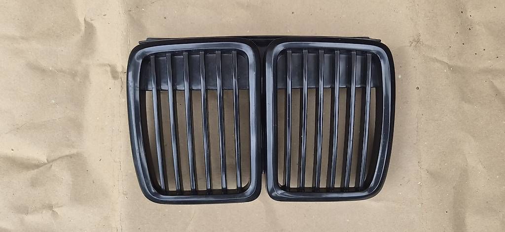 Toutes les pièces auto: E30 Kühlergrill – D'occasion à Horw par Row707