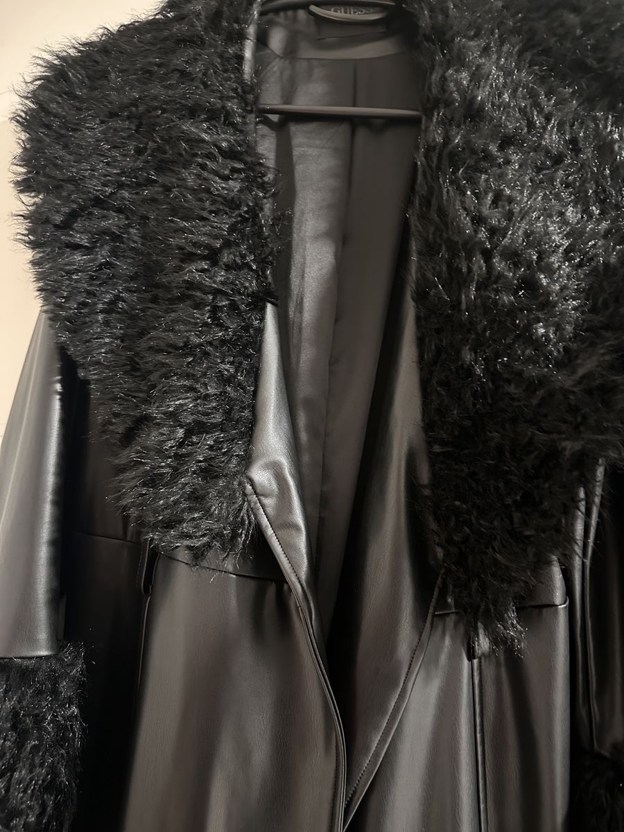 Guess Cappotti: Schwarzer  Guess Wintermantel mit Pelz und Leder. – Nuovo (secondo la descrizione) da Oberurnen venduto da nes_8xqt 5