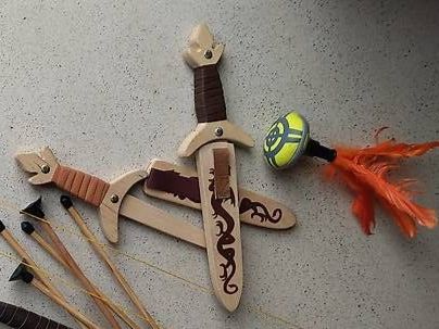 Spielzeuge: 2 Holzschwerter mit Scheide, 1 Handfederball – Gebraucht aus Aathal - Seegräben von anny44